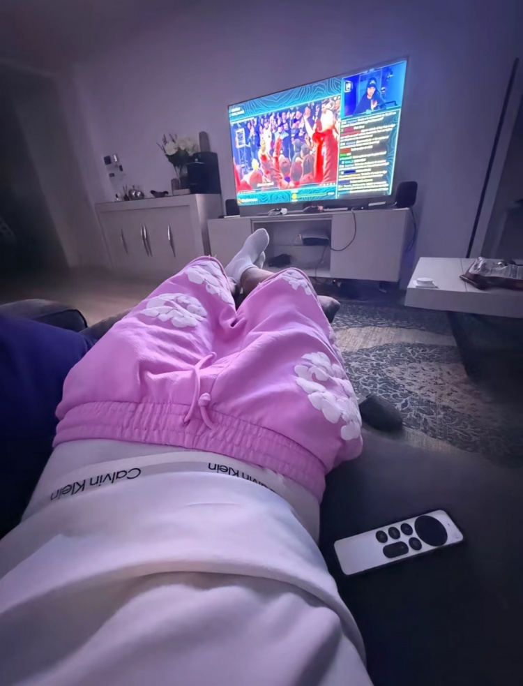  继续嘲讽范德法特！亚马尔TikTok晒半脱裤子看电视照片