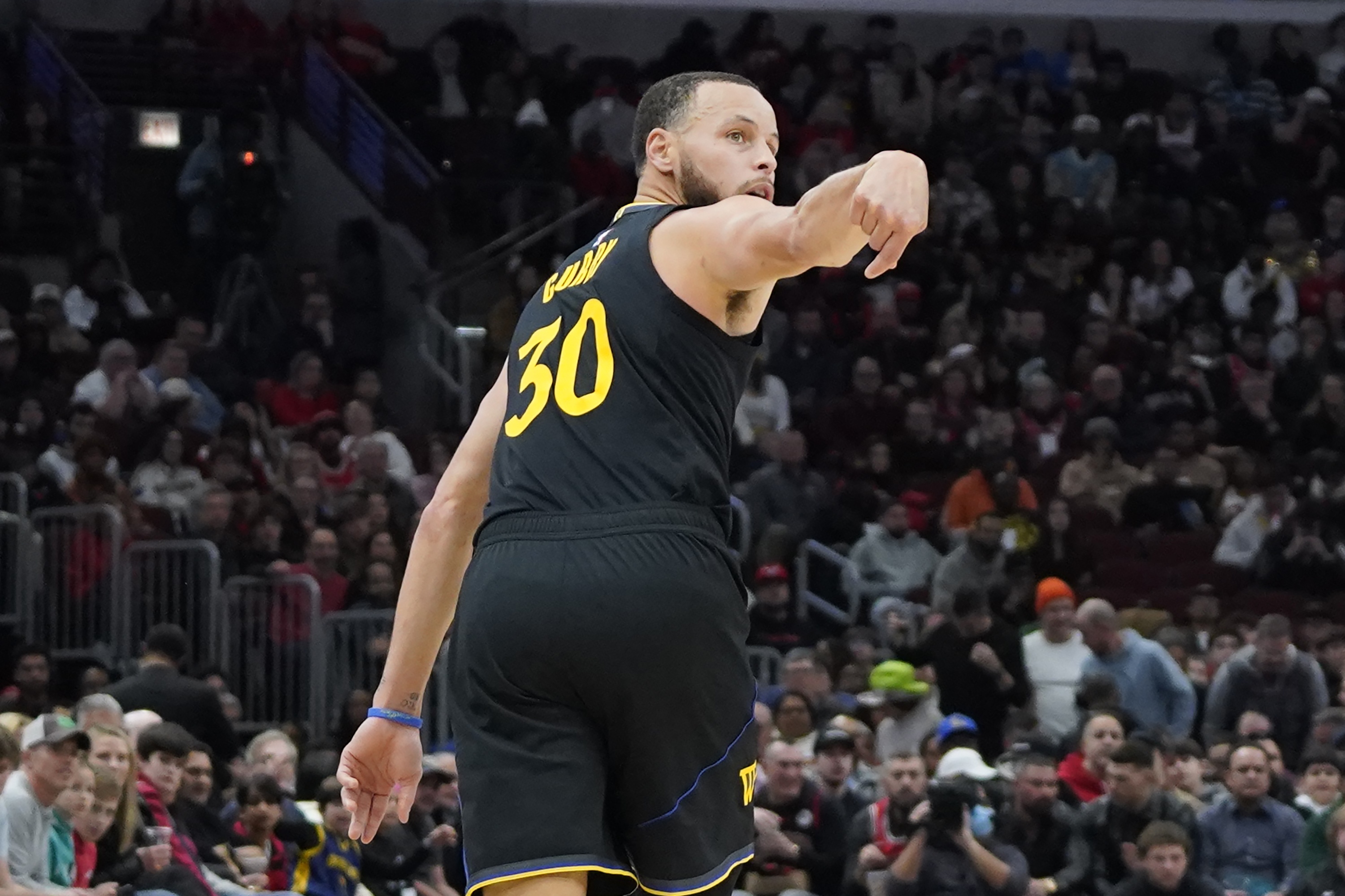 NBA单场进8+三分场数榜:库里87次断档第1 表哥第2克莱第3哈登第4